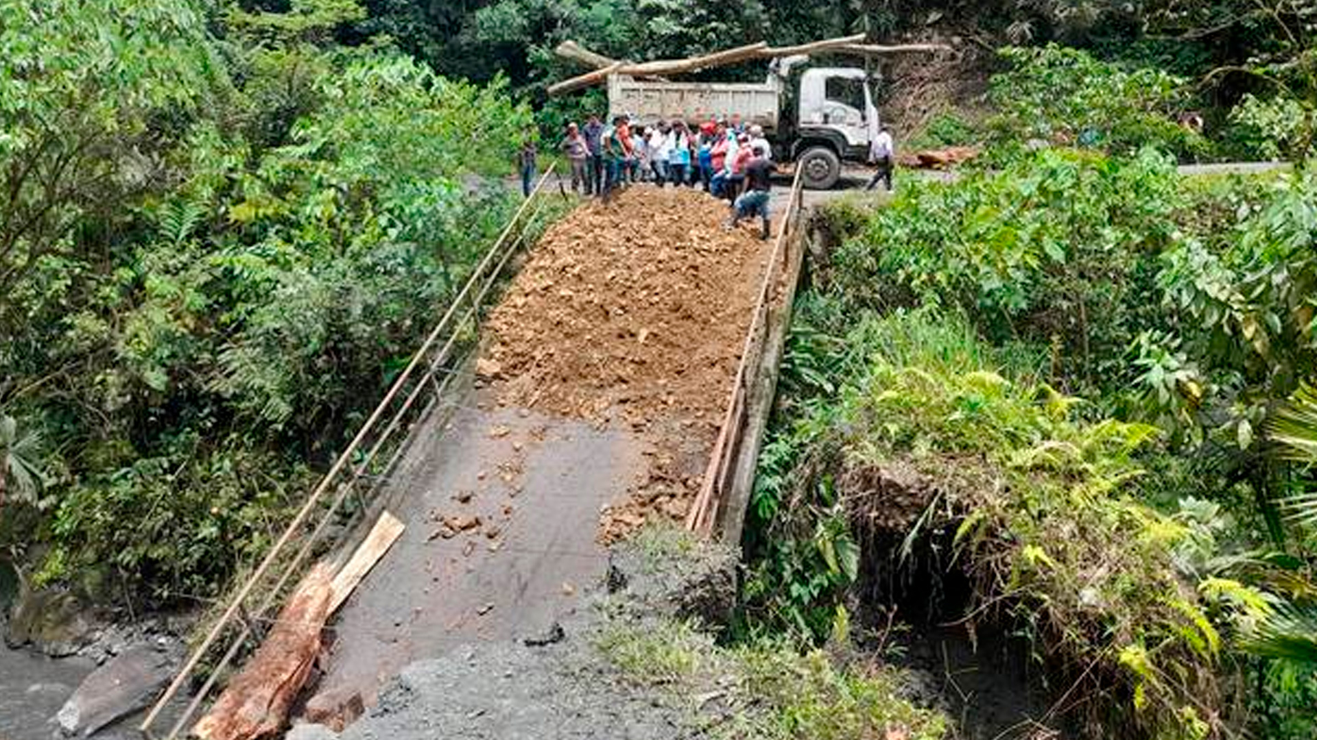 El puente colapsado en La Victoria (Boyacá) pone en riesgo a estudiantes